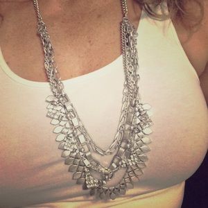 EUC Stella & Dot Silver Sutton Necklace